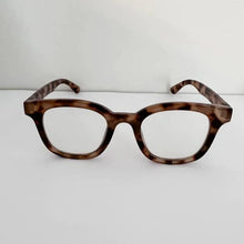 Load image into Gallery viewer, Fitzroy Reading Glasses Light Turtle