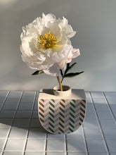 Load image into Gallery viewer, Ziggy Boat Vase